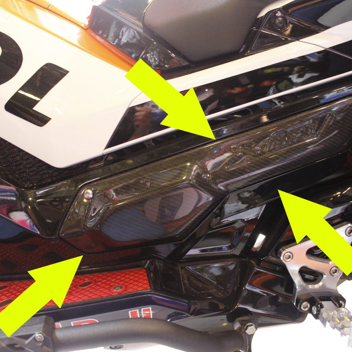 SIDE PANEL PURE CARBON FOR HONDA X-ADV 750 CC